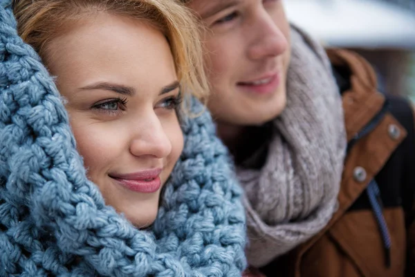 Bonito casal amoroso namoro no tempo frio — Fotografia de Stock