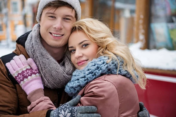 Felice uomo e donna che si abbracciano nel freddo — Foto Stock