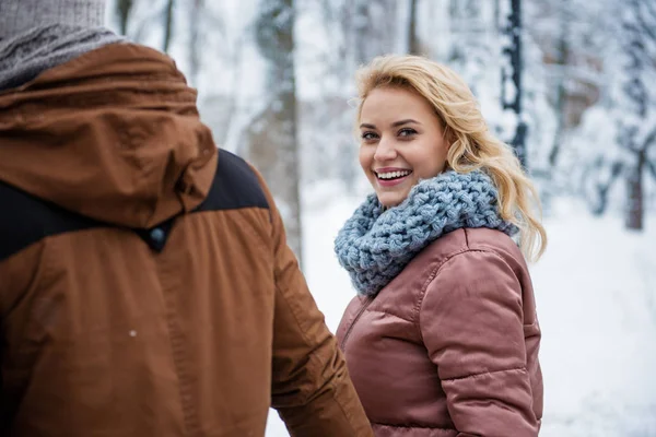 Coppia amorevole spensierata che si gode una passeggiata nel parco invernale — Foto Stock