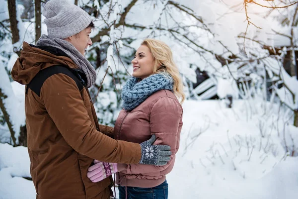 Alegre pareja amorosa abrazando en invierno parque — Foto de Stock