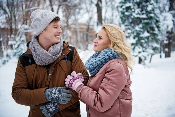 Pareja cariñosa sin preocupaciones citas en el parque de invierno — Foto de Stock