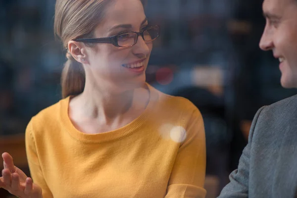 Señorita radiante hablando con macho sonriente —  Fotos de Stock