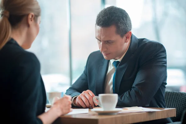 Serene man die door middel van contract — Stockfoto