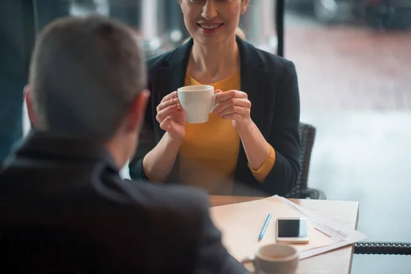 Весела жіноча дегустація чашки кави з чоловіком — стокове фото