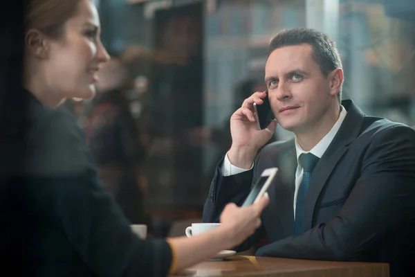 Vidám ember Mobile kávézóban beszélget — Stock Fotó