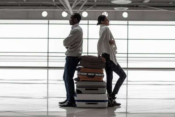 Jeune homme et jeune femme vont voyager avec des bagages — Photo