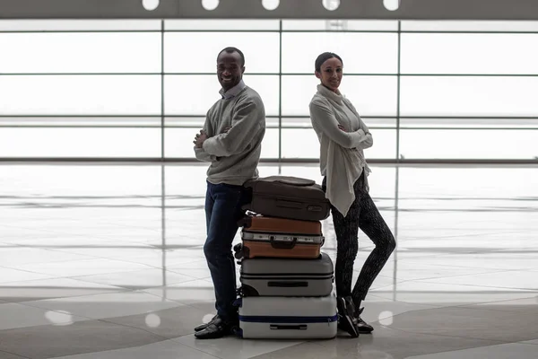 Agréable couple romantique attend le vol avec bagages — Photo