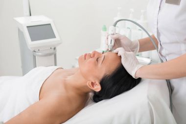 Gençleştirme yordamı Spa'da alarak sakin olgun Bayan