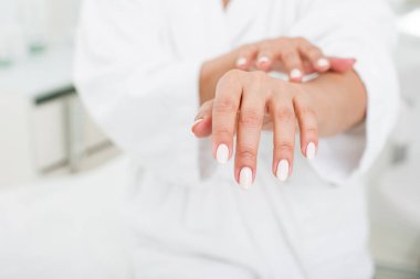 Kozmetik Sağlık Merkezi'nde kullanan kadın