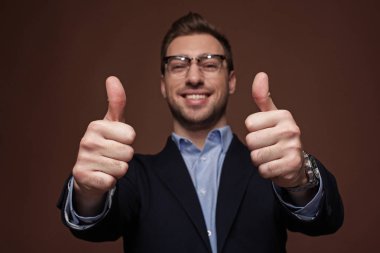 Başparmak yukarı gösteren giden erkek