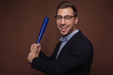 Spor ekipmanları sallanan giden adam