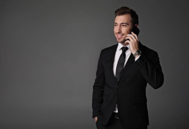 Mutlu erkek telefonla konuşuyor