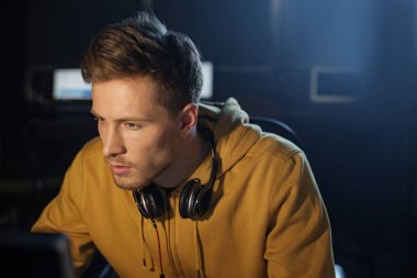 İş ile becerikli alet olan ciddi programcı