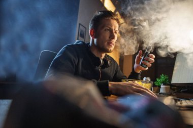 Sakin erkek rahatlatıcı yemek masasında ile