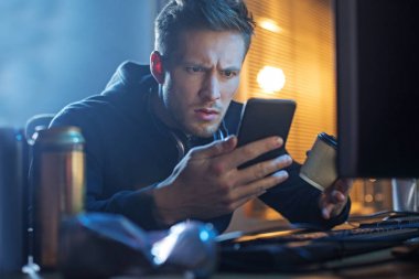 Stern telefon kullanan adam sakallı