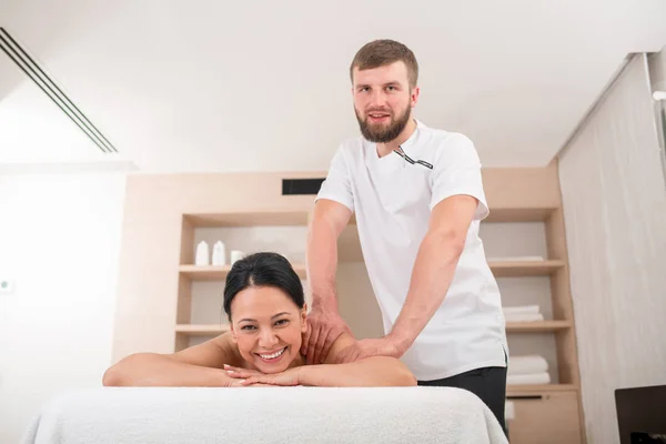 Blij dat volwassen vrouw ontspannen in spa — Stockfoto