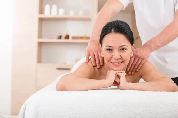 Mulher feliz recebendo uma massagem no spa — Fotografia de Stock
