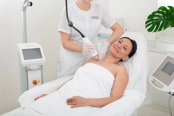 Mujer feliz relajarse en el salón de belleza — Foto de Stock