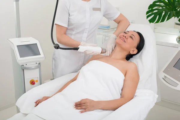 Serene lady tar förfarandet i wellness center — Stockfoto