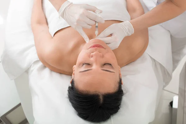 Spokojny asian kobieta biorąc procedurę kolagenu w salonie piękności — Zdjęcie stockowe