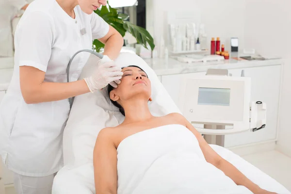 Tranquila dama va a tratamiento en el salón de belleza — Foto de Stock