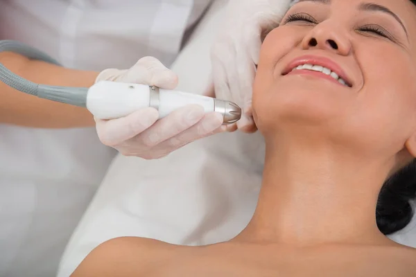 Feliz asiático mujer tomando láser procedimiento en belleza salon — Foto de Stock