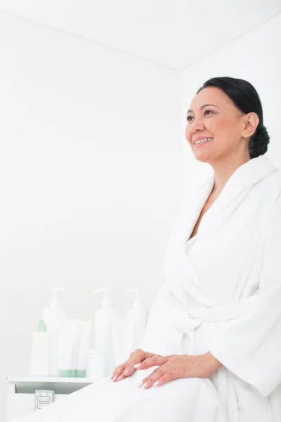 Feliz senhora sênior relaxante no spa — Fotografia de Stock