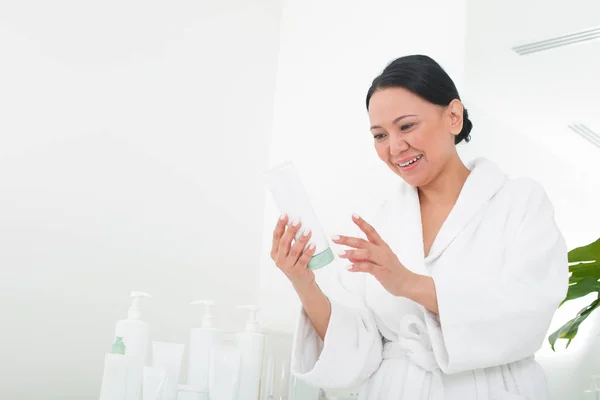 Glada asiatisk kvinna att undersöka instruktionen på spa — Stockfoto