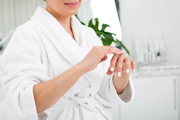 Femme mûre utilisant des cosmétiques au spa — Photo
