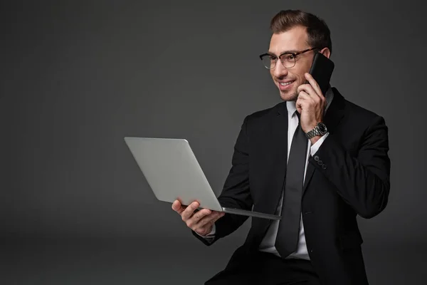 Hombre de negocios alegre hablando por teléfono en el trabajo — Foto de Stock