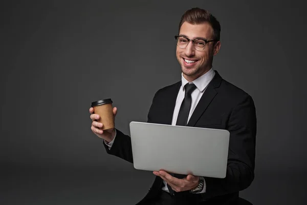 Stralend zakenman proeverij mok van drank — Stockfoto