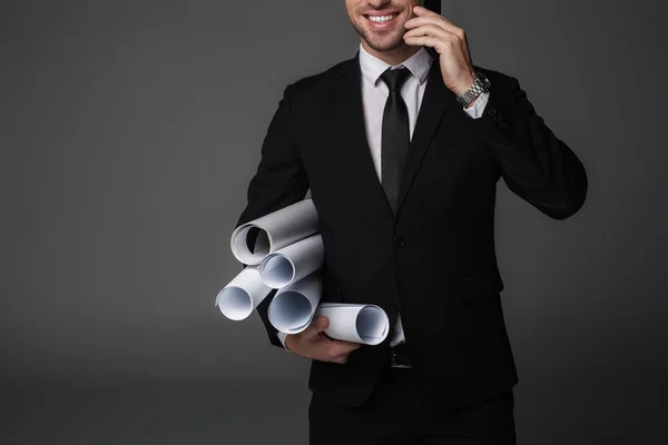 Homem feliz contando pelo telefone no trabalho — Fotografia de Stock