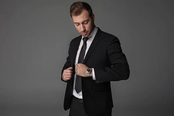 穏やかな男性の手に時計をチェック — ストック写真