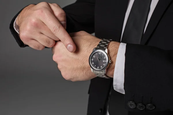 生意人胳膊展示时间在手表 — 图库照片