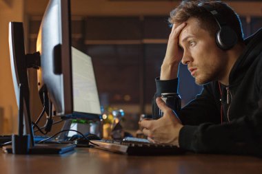 Hayret erkek cihaz ekranında izliyor