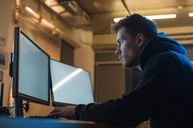 Sakin programcı bilgisayarla çalışma