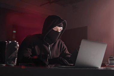 Ciddi bilgisayar dolandırıcı içinde laptop belirterek