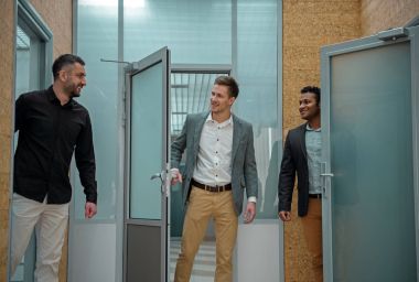 Neşeli erkekler kapı içinde iletişim