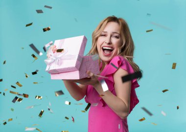 Mutlu genç kadın kutlama mevcut alma