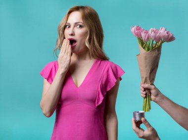 Sürpriz kız Başlarken nişan önerisi