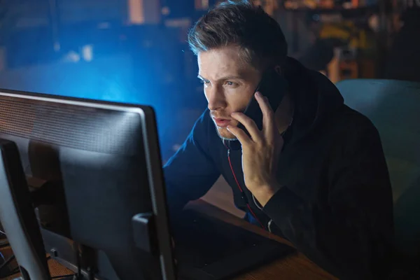 stock image Undistracted man talking by phone