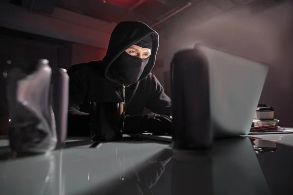 Hacker ordenada escribiendo en el ordenador portátil — Foto de Stock