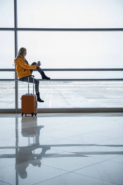 Chica agradable está disfrutando de la vista en el aeropuerto — Foto de Stock
