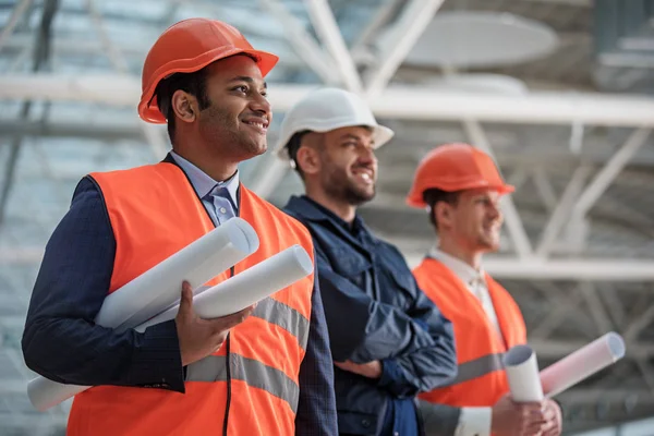 Ingegneri qualificati positivi stanno godendo il loro progetto — Foto Stock