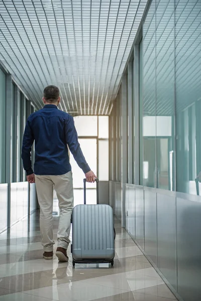 L'uomo elegante sta andando con i bagagli — Foto Stock