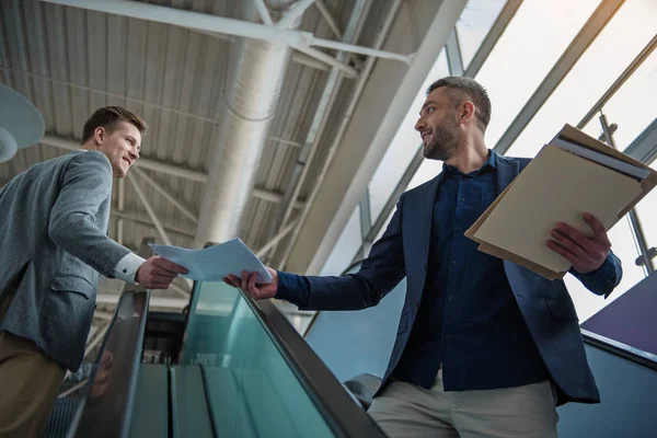 Les hommes gardent le contrat sur l'escalier — Photo