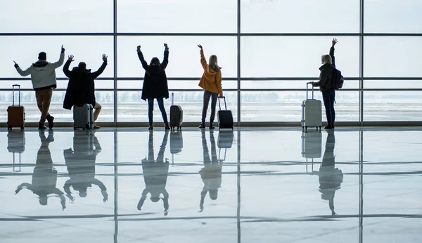 Hommes et femmes attendent le vol à l'aéroport — Photo