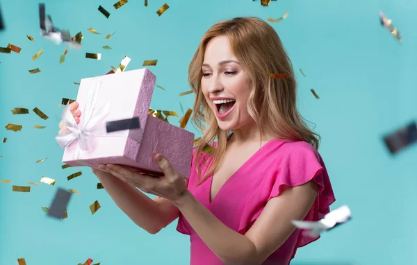 Весела дівчина відкриває подарункову коробку з інтересом — стокове фото