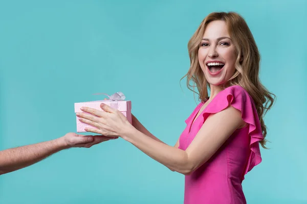 Menina feliz recebendo caixa de presente na mão masculina — Fotografia de Stock