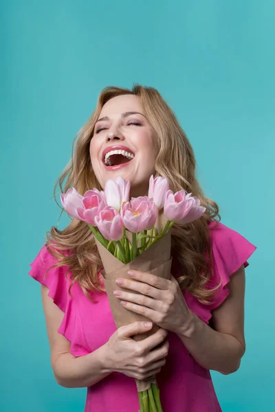 Mulher excitada segurando buquê de flores da primavera — Fotografia de Stock